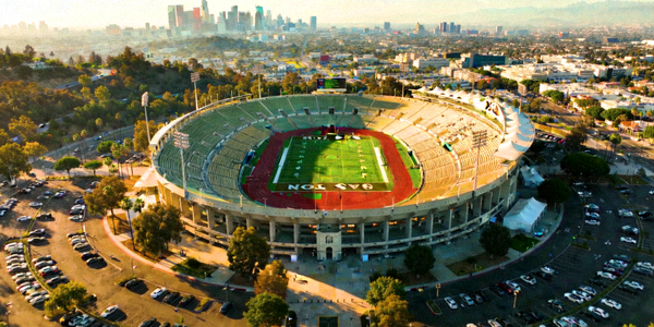 美国洛杉矶玫瑰碗体育场阳光下的全景航拍照片