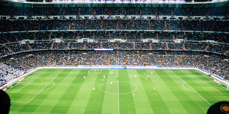 2026世界杯三大主办国美国、加拿大、墨西哥的国旗并列飘扬